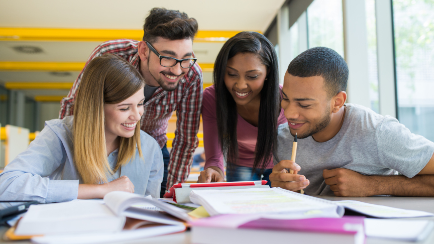 Internationale Studierende lernen gemeinsam in der Bibliothek.